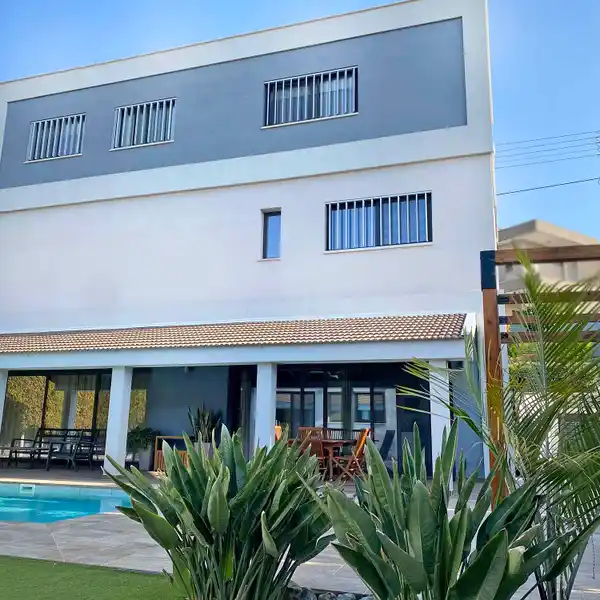 SPACIOUS MODERN HOME