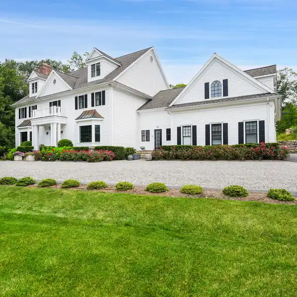 COMFORT AND ELEGANCE WITH SMART FEATURES