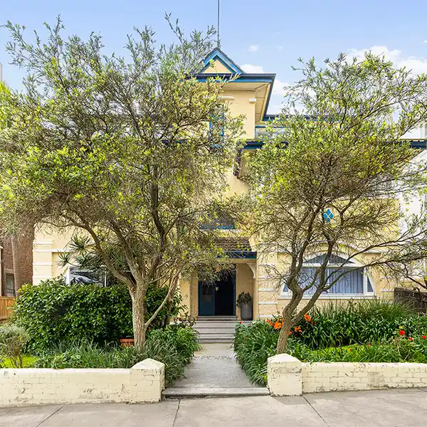ART DECO APARTMENT IN PRIZED LOCATION