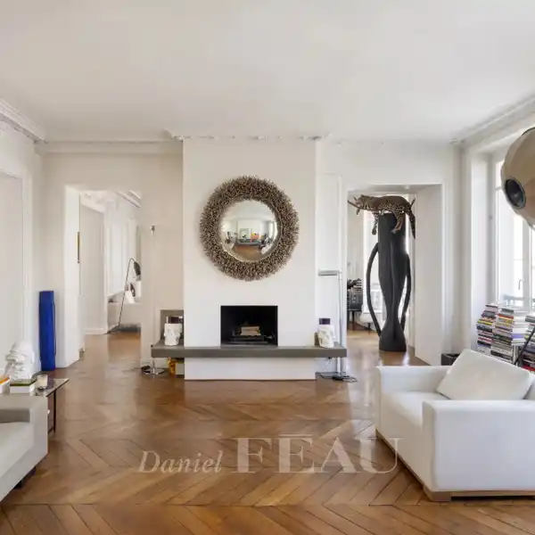 CORNER APARTMENT IN A BEAUTIFUL BUILDING