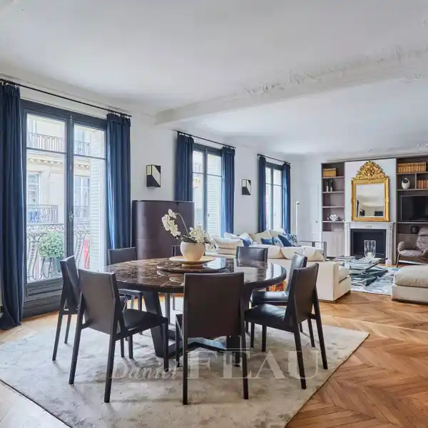BRIGHT CORNER APARTMENT