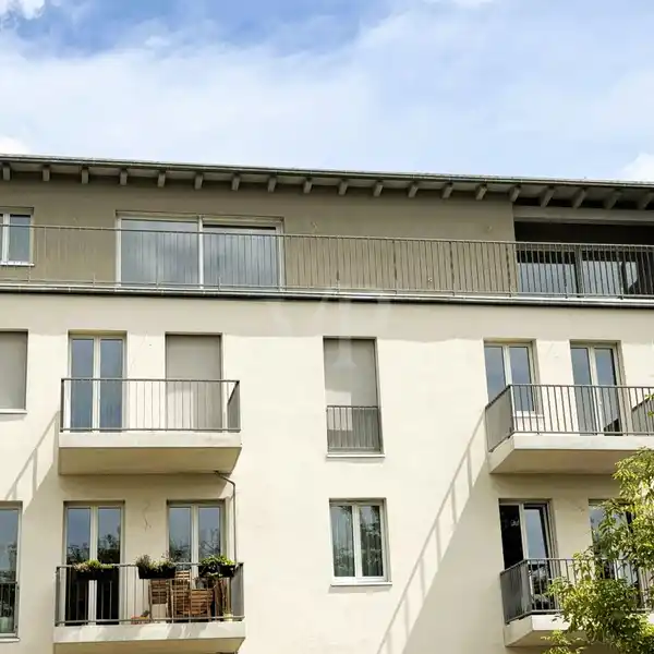 MODERN TOP-FLOOR APARTMENT
