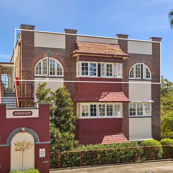 TOP-FLOOR APARTMENT ON THE COVETED CREMORNE POINT