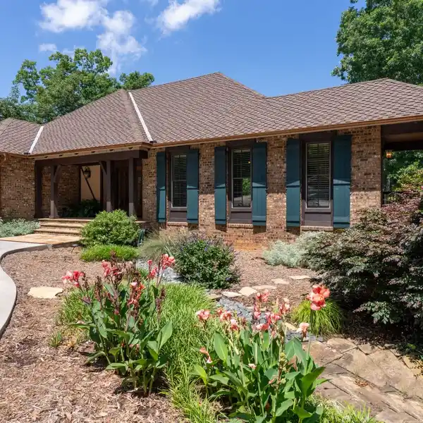 CUSTOM RETREAT OFFERING RELAXING COMFORT