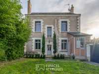 ELEGANT TOWNHOUSE IN TOURS