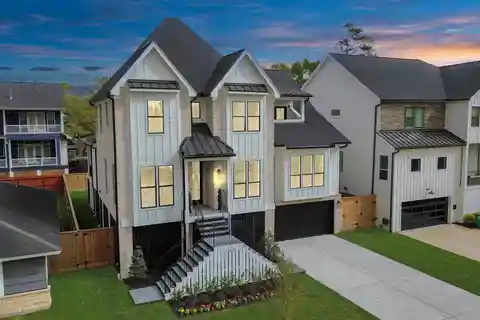 Luxury Residence in Timbergrove Manor