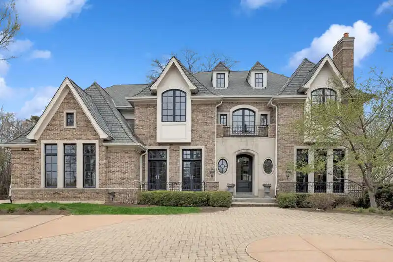 Ideal Blend of Family-focused Luxury and Commuter Convenience