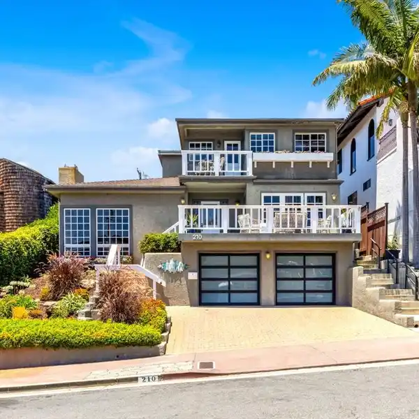 DISTINCTIVE RESIDENCE A FEW BLOCKS TO THE OCEAN