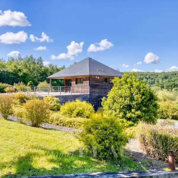 ARCHITECT-DESIGNED LUXURY HOME WITH SPA AND POOL