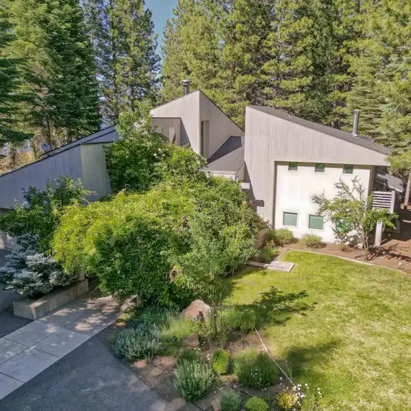 STUNNING LAKEFRONT ESTATE