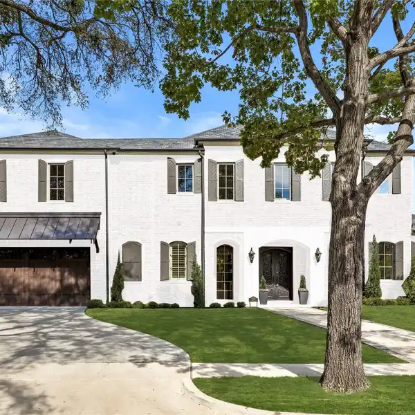 MODERN GEORGIAN HOME IN COVETED GLENRIDGE ESTATES