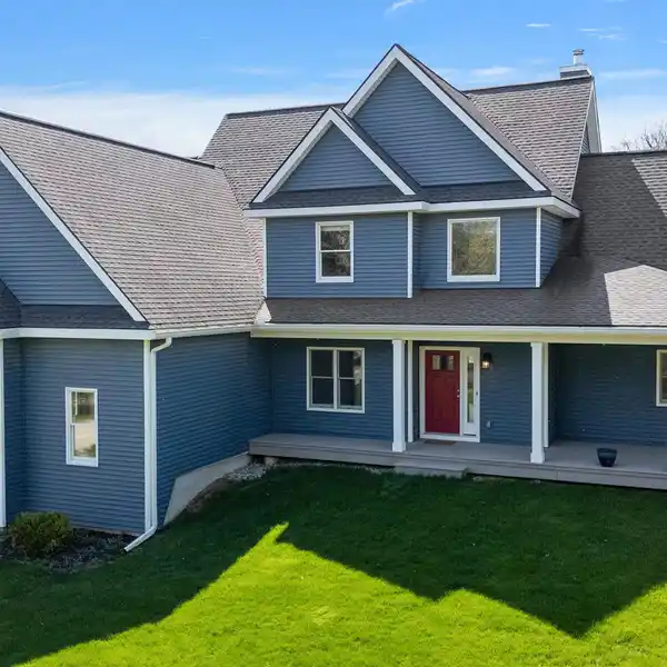 COUNTRY LIVING WITH CITY CONVENIENCE