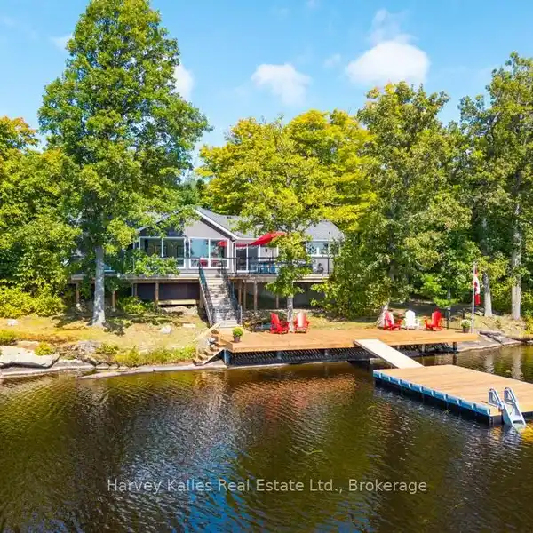 WATER'S EDGE HIDEAWAY BOASTING ISLAND-DOTTED VIEWS
