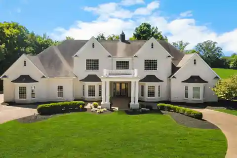 Remarkable Estate in an Exquisite Setting