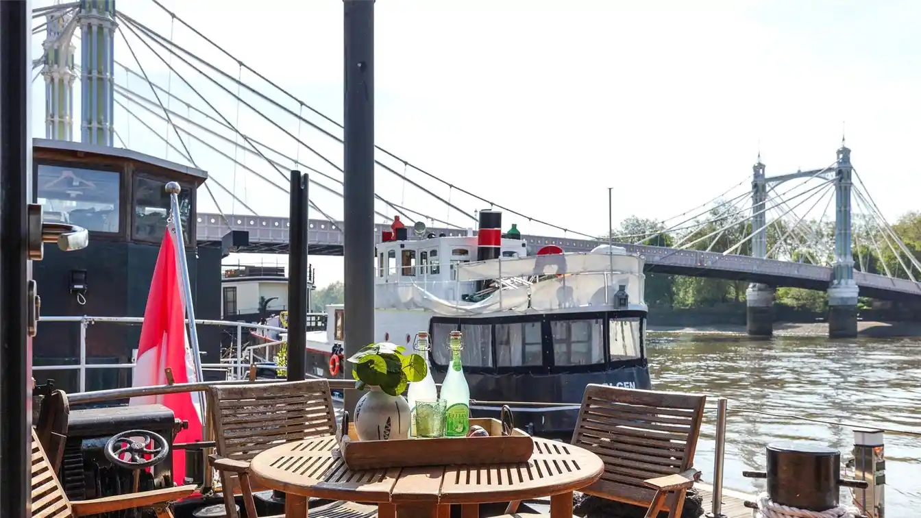 Incredible Riverboat at Cadogan Pier