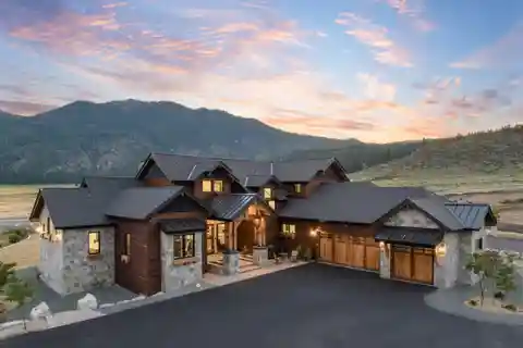 New Home on Two Acres in Coyote Ranch Estates