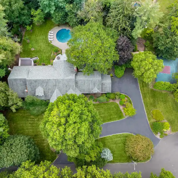 PRIVATE CUL-DE-SAC ESTATE WITH LUXURIOUS AMENITIES