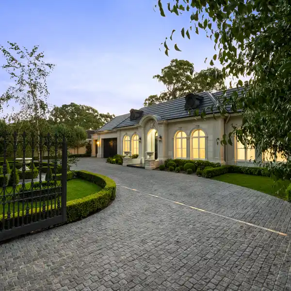 EXQUISITE RESIDENCE IN THE HEART OF TUSMORE