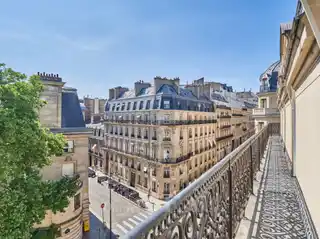 Spacious Luxury Apartment with Continuous Terrace