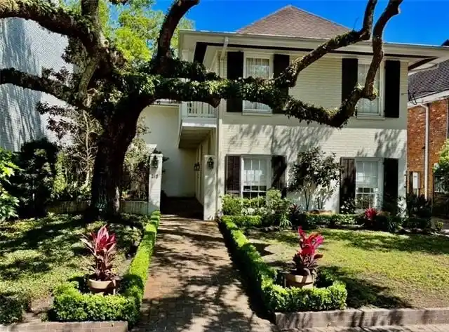 Create Your Oasis in Metairie Club Gardens
