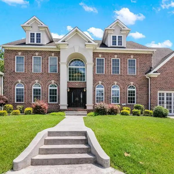 EXQUISITE SPACIOUS COLONIAL