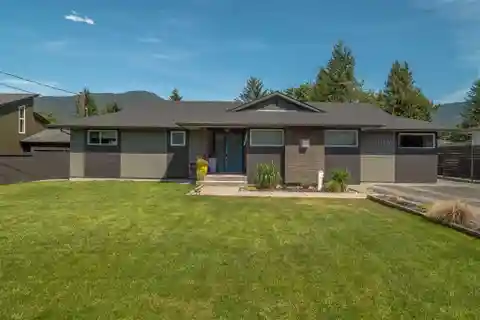 Fully Renovated Rancher in Garibaldi Estates