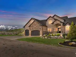 Inviting Mountain Green Home