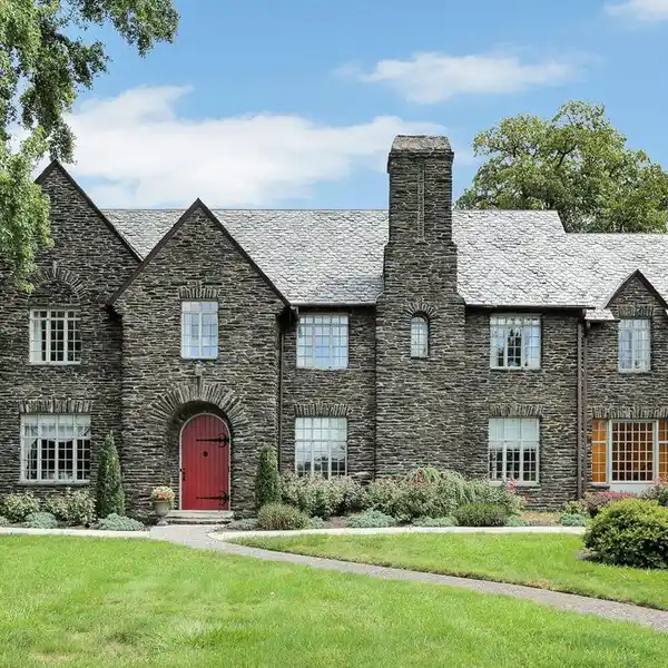 GRAND HISTORIC RIVERFRONT MANSION