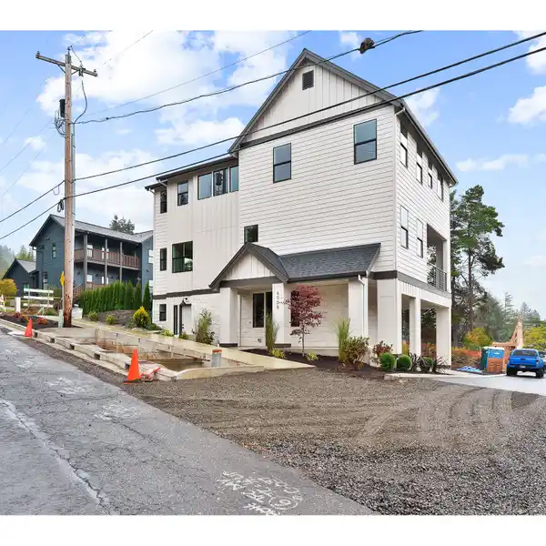 HOME WITH HIGH LEVEL FINISHES AND AN EXPANSIVE TERRITORIAL VIEW