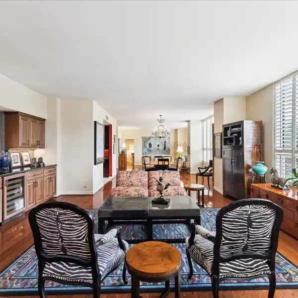 ELEGANT HOME IN A GREAT BUILDING