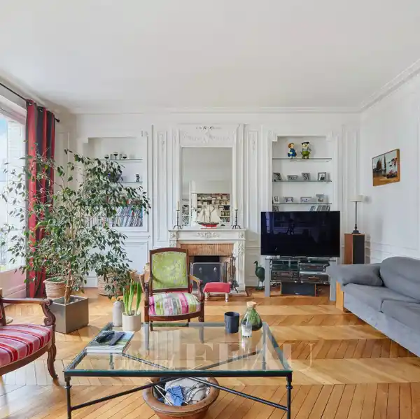 BEAUTIFULLY DETAILED LUXURY APARTMENT