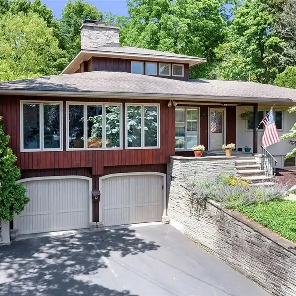 SPECTACULAR HOME WITH GAYLE ROAD LAKE RIGHTS