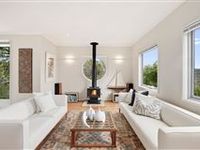 IMPECCABLE BEACH HOUSE LOCATED NEAR AVALON BEACH
