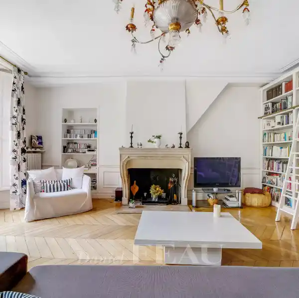SPACIOUS COURTYARD APARTMENT