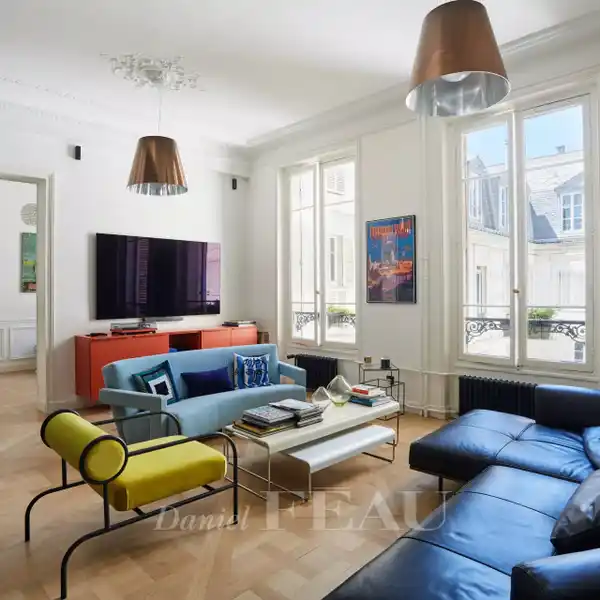 COMPLETELY RENOVATED APARTMENT IN A BEAUTIFUL CLASSIC BUILDING