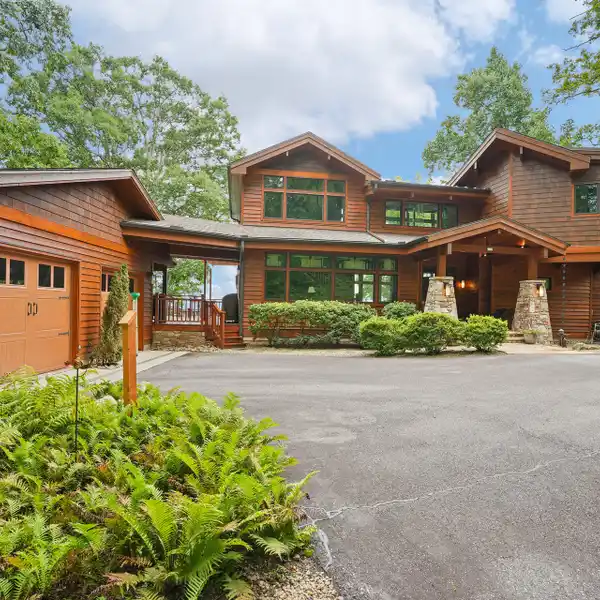 LUXURIOUS POST-AND-BEAM CUSTOM RESIDENCE IN PRESTIGIOUS AVALON