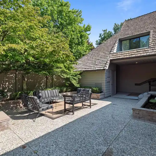 LUXURY DETACHED CONDO IN PRESTIGIOUS AREA