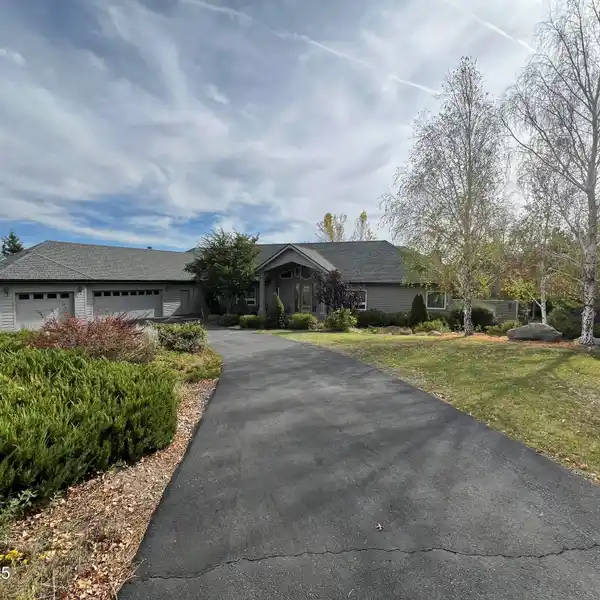 GREAT OPPORTUNITY IN THE MOUNTAIN SHADOWS ESTATE