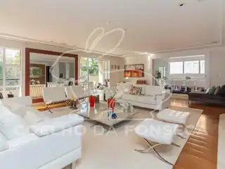 Magnificent Apartment in a Neoclassical Building