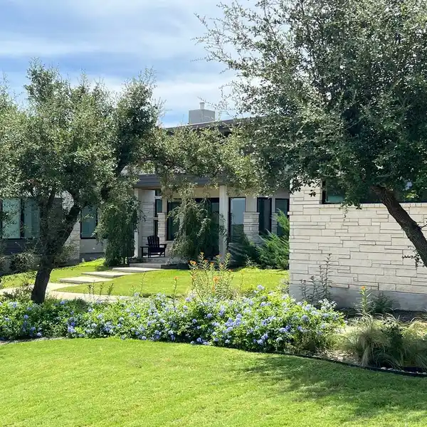 MODERN ELEGANCE MEETS HILL COUNTRY SERENITY