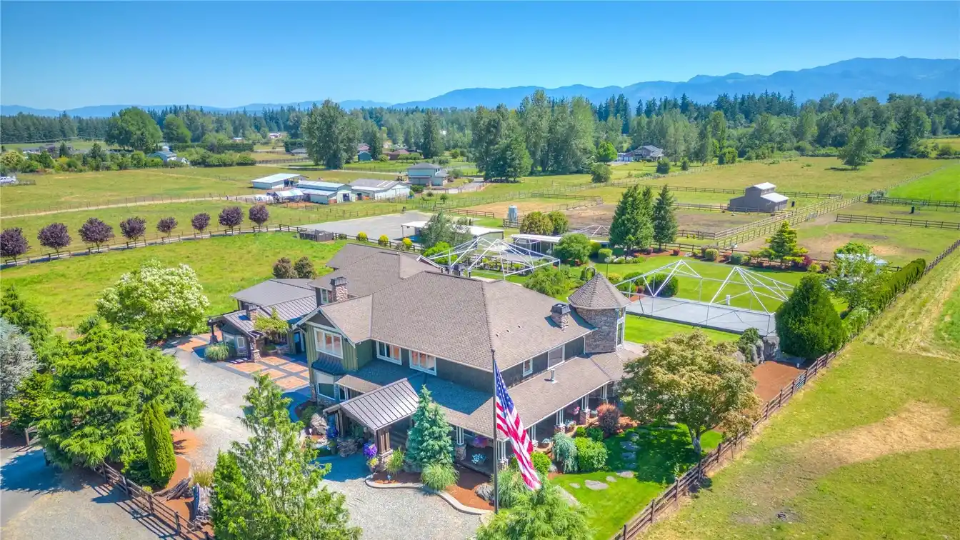 Magnificent Estate with High-quality Materials and Layout Throughout