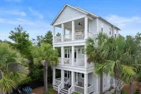 Lovely Home Two Blocks to Beach Access