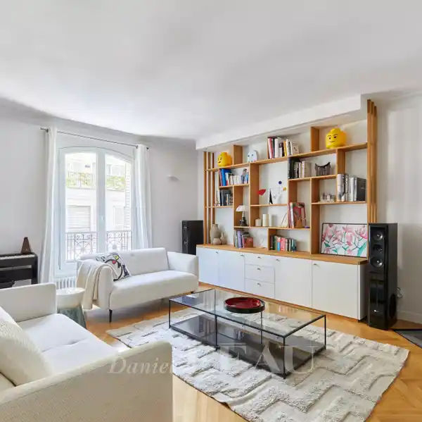 IMMACULATE APARTMENT NEAR THE ICONIC BON MARCHé