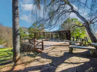 Serene Off-grid Living with Space to Thrive
