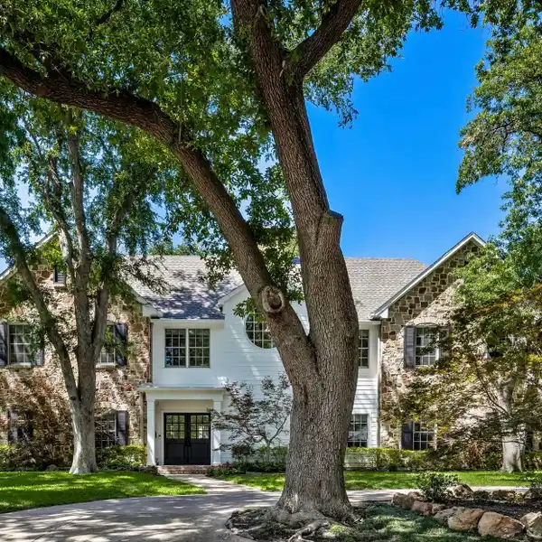 EXCEPTIONAL HOME WITH FLEXIBLE FLOOR PLAN