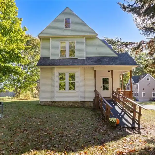 CHARMING AND SPACIOUS HOME AT YORK BEACH