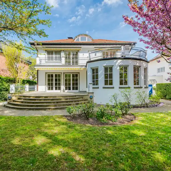 STYLISH VILLA IN SOUGHT-AFTER LOCATION