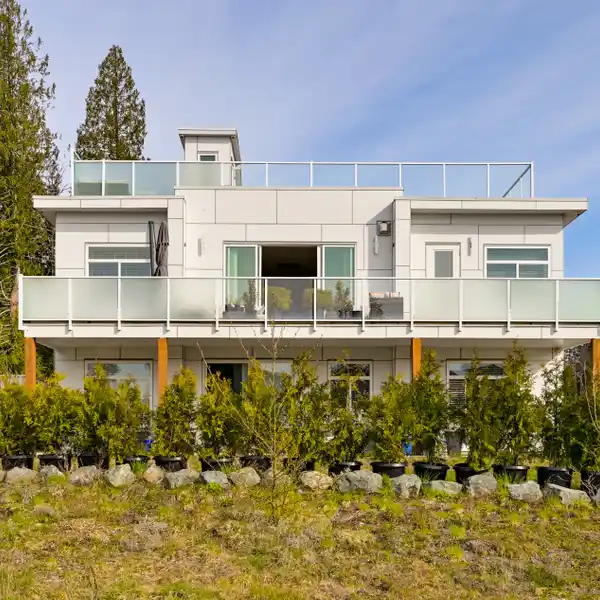 EXECUTIVE RESIDENCE WITH LAKE ACCESS