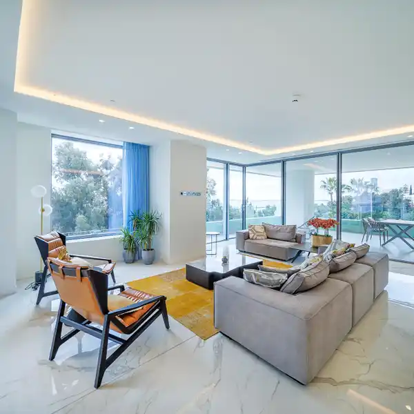 FULL-FLOOR SEA-VIEW APARTMENT