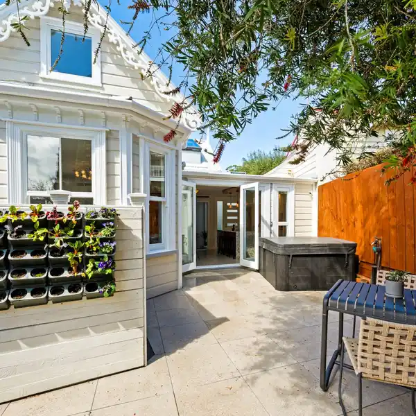 ELEGANT FREEHOLD VILLA IN PRIME GRAMMAR ZONE